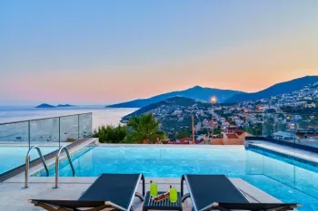 Kapalı ve Açık Yüzme Havuzlu Kalkan Modern Villa